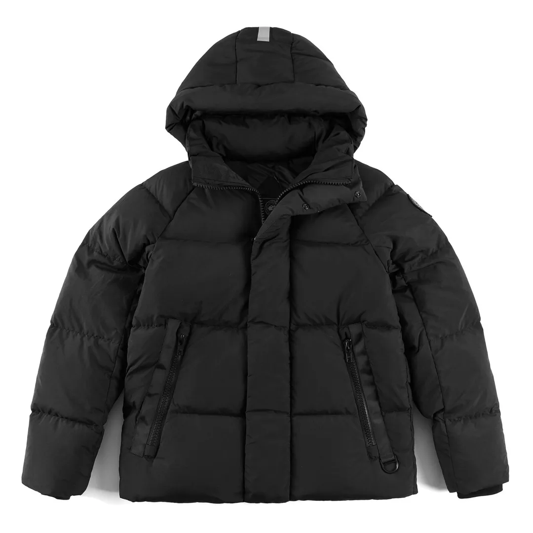 P780 CANADA GOOSE/Canada Goose Junction/3M Reflective Black Label Parker/2602LB Ouyang Nana's same Junction Parker is made of CORDURA@'s super-soft EnduraLuxe fabric, which enhances the durability of easy-to-wear parts, making it lightweight and durable. 360-degree reflective strips on the collar improve visibility in low-light environments. Features a removable hood for easy transition into warmer weather. Removable premium insulated hood can be adjusted both ways Color: Black White Sizes: XS-XXL